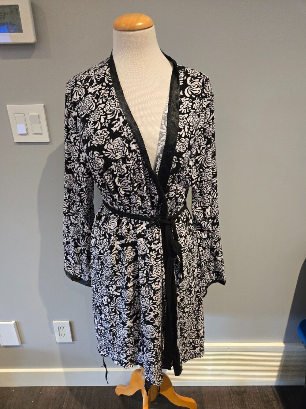 Soma Intimates Black & White Floral Robe | Size XL | EUC